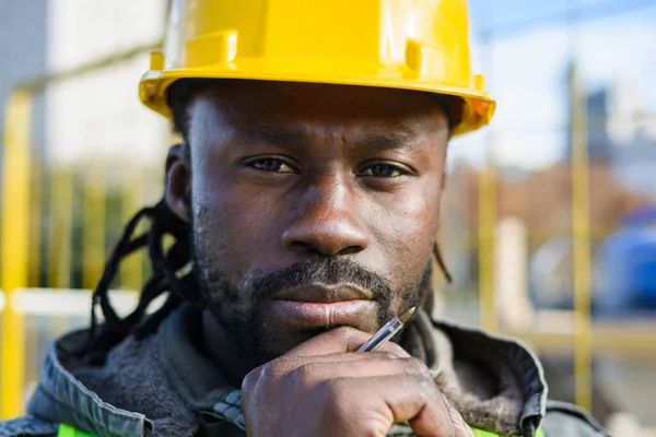 Sakal Mühendisi Genç Siyahi Adamın Yakın Plan Portresi Sarı Kasklı — Stok fotoğraf