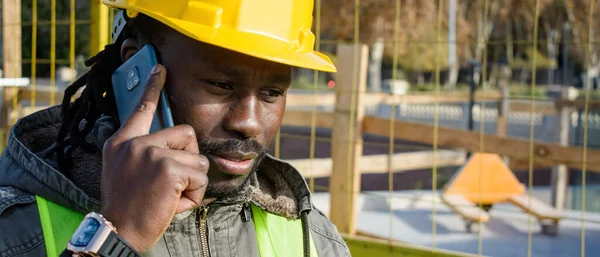 Nşaat Alanında Sarı Başlık Takan Siyah Erkek Inşaat Mühendisi Afişi — Stok fotoğraf