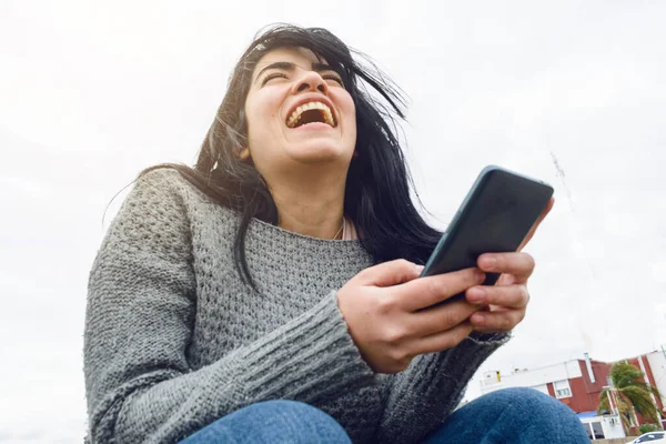 Jong Latijn Vrouw Lachen Gelukkig Met Behulp Van Telefoon Browsen — Stockfoto