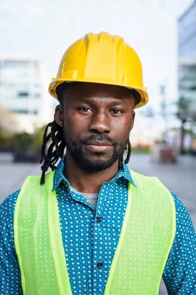 Siyah Sakallı Rastalı Bir Mühendisin Dikey Portresi Miğfer Yansıtıcı Yelek — Stok fotoğraf