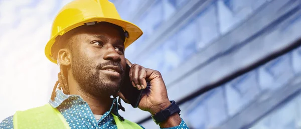 Afrika Kökenli Erkek Inşaat Mühendisi Bayrağı Sarı Güvenlik Kaskı Yansıtıcı — Stok fotoğraf