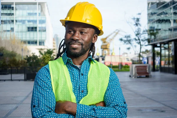Afrikalı Etnik Köken Şefi Inşaat Mühendisi Güvenlik Kaskı Takıyor Açık — Stok fotoğraf
