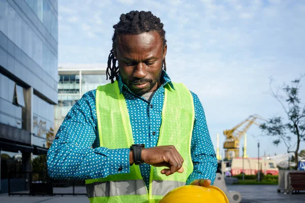 Sakallı Rastalı Siyah Bir Adam Günün Sonunda Inşaat Mühendisi Işini — Stok fotoğraf
