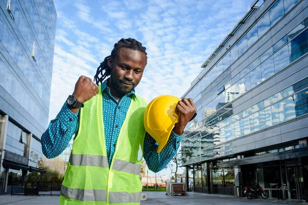 Afrika Kökenli Genç Inşaat Mühendisi Binalarının Dışında Duruyor Kaskını Tek — Stok fotoğraf