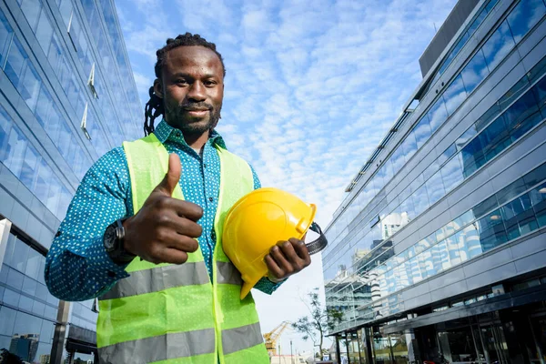 Afrika Kökenli Mutlu Inşaat Mühendisi Sakallı Rastalı Ticari Binalarının Önünde — Stok fotoğraf