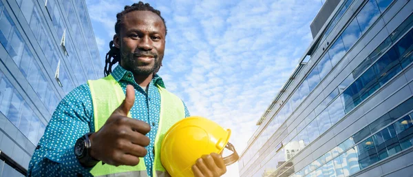 Pozitif Mutlu Sakallı Genç Siyah Adam Sancağıyla Inşaat Mühendisi Dışarıda — Stok fotoğraf