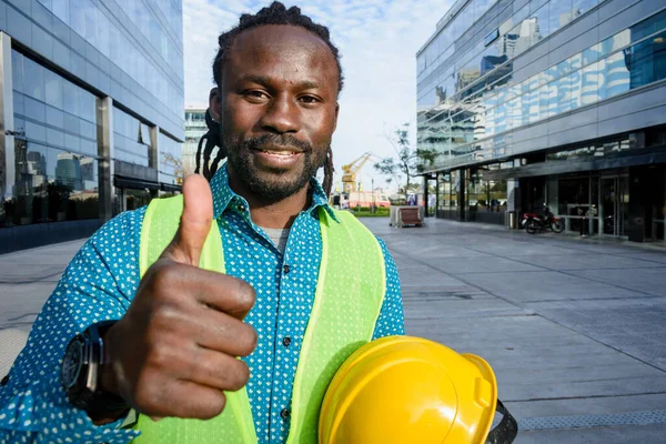 Pozitif Mutlu Sakallı Genç Siyah Adam Sancağıyla Inşaat Mühendisi Dışarıda — Stok fotoğraf