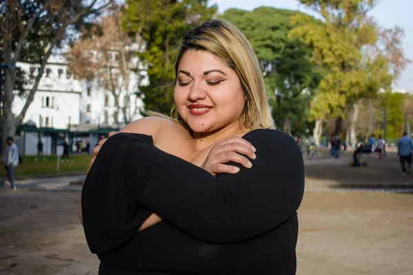 Νέα Συν Μέγεθος Αργεντινής Λατίνα Γυναίκα Στέκεται Στο Πάρκο Αγκαλιάζει — Φωτογραφία Αρχείου