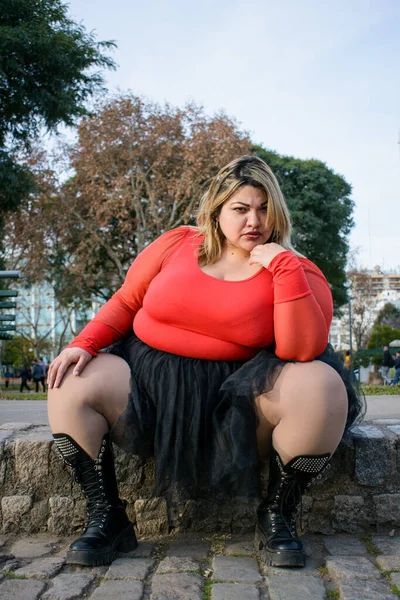 Trendy Jonge Latijn Size Vrouw Met Zwarte Tutu Rode Trui — Stockfoto