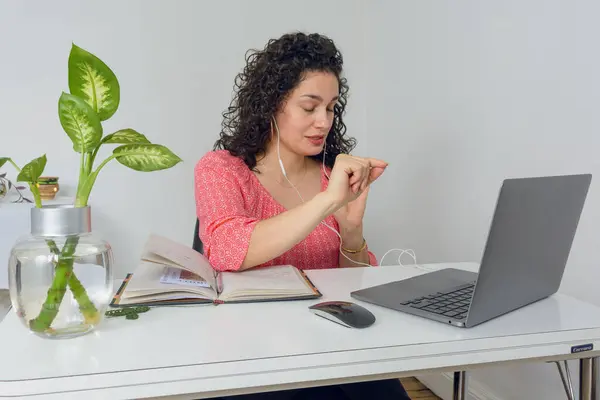 Молода Латинська Ділова Жінка Сидить Своєму Офісі Розмовляючи Телефону Онлайн — стокове фото