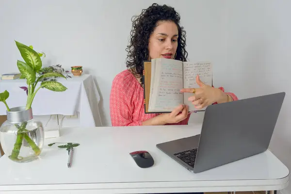 Молода Латинська Біла Жінка Онлайн Зустрічі Своєму Ноутбуці Розмовляє Вказує — стокове фото