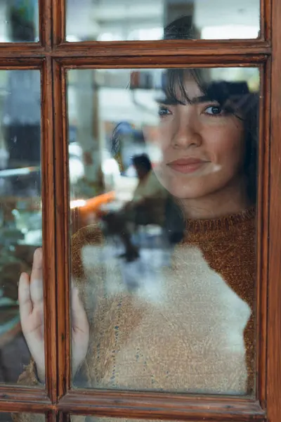 Retrato Jovem Latina Apaixonada Esperando Outro Lado Porta Com Reflexos — Fotografia de Stock