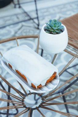 Porselen tabakta servis edilen limon jöleli vanilyalı puding. Fotokopi alanı, sosyal medya ve internet için hamur işi kavramı..