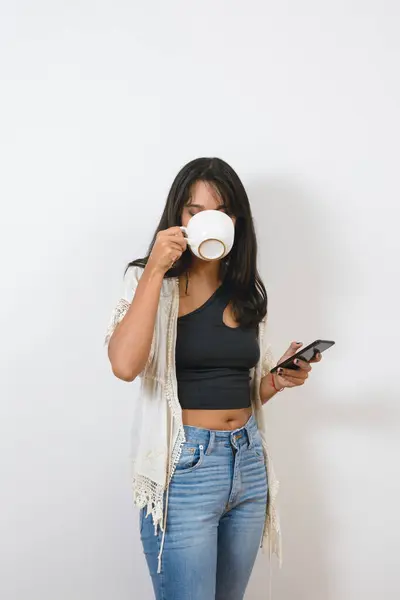 Κάθετη Προσωπογραφία Για Μέσα Κοινωνικής Δικτύωσης Της Νεαρής Λατίνας Γυναίκας — Φωτογραφία Αρχείου