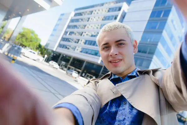 Selfie Φωτογραφία Τηλέφωνο Του Νεαρού Gay Αγόρι Στο Δρόμο Κοντά Φωτογραφία Αρχείου