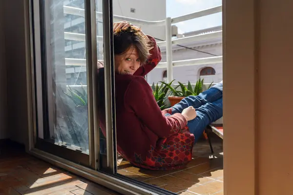Латинська Доросла Жінка Піжамі Сидить Балконі Дивиться Камеру Посміхаючись Захоплюючи Ліцензійні Стокові Зображення