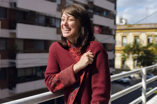 Mulher Adulta Latina Muito Feliz Varanda Seu Apartamento Com Suéter Imagem De Stock