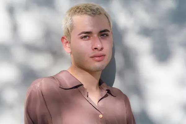 Portrait Jeune Homme Aux Cheveux Blonds Chemise Bronzée Debout Devant Photo De Stock