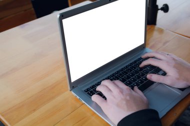 Vitiligo elleri olan tanınmaz bir adam restoran masasında dizüstü bilgisayar kullanıyor, boş ekran, kopyalama alanı, teknoloji konsepti.