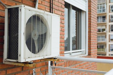 Klima kompresör ünitelerinin onarım ve bakım hizmeti, apartman balkonunun duvarına yakın çekim kompresörü, endüstri ve elektrik hizmeti kavramı. Boşluğu kopyala