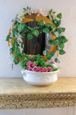 Arkasında beyaz bir bina olan küçük bir kasaba meydanı. Binanın üzerinde bir bayrak var. Queretaro 'nun tarihi merkezi, sömürge mimarisi, Meksika' nın Bağımsızlık Günü kutlamaları için dekorasyonlar.