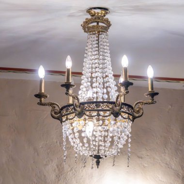 Arkasında beyaz bir bina olan küçük bir kasaba meydanı. Binanın üzerinde bir bayrak var. Queretaro 'nun tarihi merkezi, sömürge mimarisi, Meksika' nın Bağımsızlık Günü kutlamaları için dekorasyonlar.