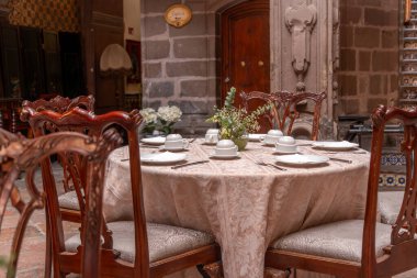 Arkasında beyaz bir bina olan küçük bir kasaba meydanı. Binanın üzerinde bir bayrak var. Queretaro 'nun tarihi merkezi, sömürge mimarisi, Meksika' nın Bağımsızlık Günü kutlamaları için dekorasyonlar.