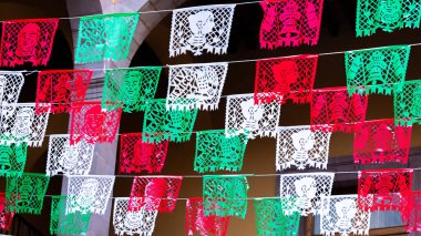 Arkasında beyaz bir bina olan küçük bir kasaba meydanı. Binanın üzerinde bir bayrak var. Queretaro 'nun tarihi merkezi, sömürge mimarisi, Meksika' nın Bağımsızlık Günü kutlamaları için dekorasyonlar.