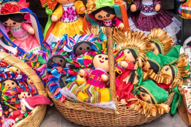 Arkasında beyaz bir bina olan küçük bir kasaba meydanı. Binanın üzerinde bir bayrak var. Queretaro 'nun tarihi merkezi, sömürge mimarisi, Meksika' nın Bağımsızlık Günü kutlamaları için dekorasyonlar.