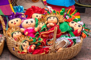 Arkasında beyaz bir bina olan küçük bir kasaba meydanı. Binanın üzerinde bir bayrak var. Queretaro 'nun tarihi merkezi, sömürge mimarisi, Meksika' nın Bağımsızlık Günü kutlamaları için dekorasyonlar.