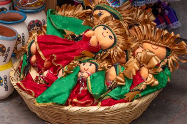 Arkasında beyaz bir bina olan küçük bir kasaba meydanı. Binanın üzerinde bir bayrak var. Queretaro 'nun tarihi merkezi, sömürge mimarisi, Meksika' nın Bağımsızlık Günü kutlamaları için dekorasyonlar.