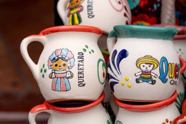 Arkasında beyaz bir bina olan küçük bir kasaba meydanı. Binanın üzerinde bir bayrak var. Queretaro 'nun tarihi merkezi, sömürge mimarisi, Meksika' nın Bağımsızlık Günü kutlamaları için dekorasyonlar.