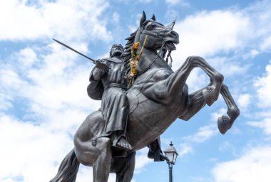 Arkasında beyaz bir bina olan küçük bir kasaba meydanı. Binanın üzerinde bir bayrak var. Queretaro 'nun tarihi merkezi, sömürge mimarisi, Meksika' nın Bağımsızlık Günü kutlamaları için dekorasyonlar.