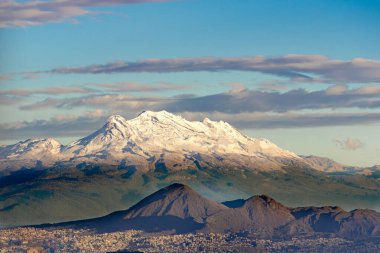 Karla kaplı tepeleri olan güzel bir dağ sırası huzurlu ve huzurlu bir atmosfer yaratıyor. Arka planda. Mexico City 'nin panoramik manzarası, karla kaplı volkanlar Popocatepetl ve Iztaccihuatl!