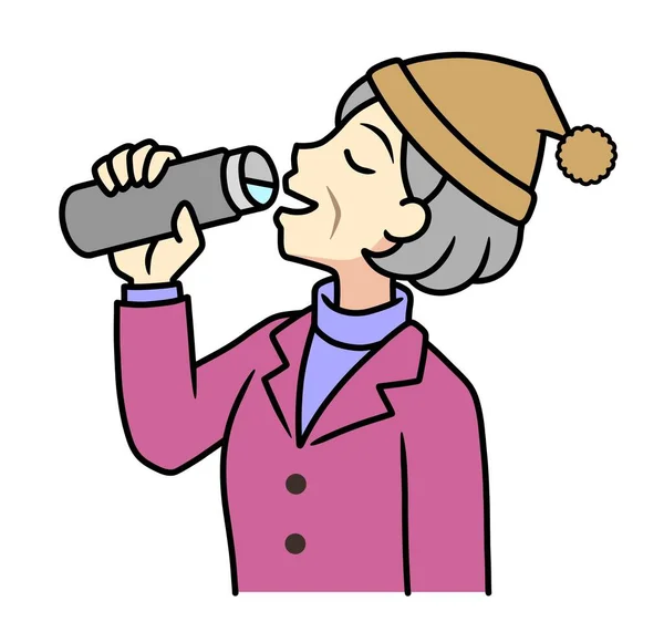 一位老年妇女喝水 — 图库照片