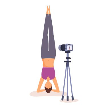 Spor giyim bölümünde yoga yapan genç bir kadın evde kamerayla poz veriyor.