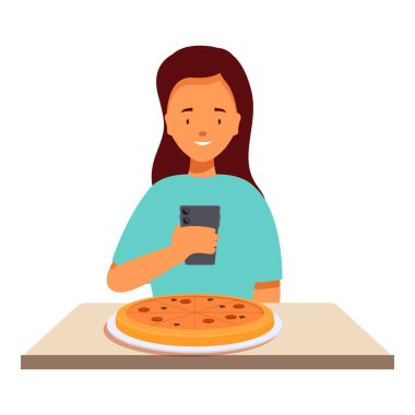 Restoran masasında akıllı telefon kullanarak pizzanın fotoğrafını çeken mutlu kadın.