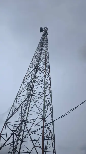 照片中的电信塔在蓝天的映衬下 — 图库照片