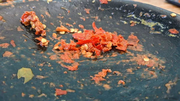 Sudaki kırmızı ve beyaz balıklar