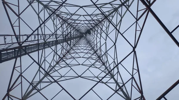 Der Telekommunikationsturm Auf Dem Foto Von Unten Vor Blauem Himmel — Stockfoto
