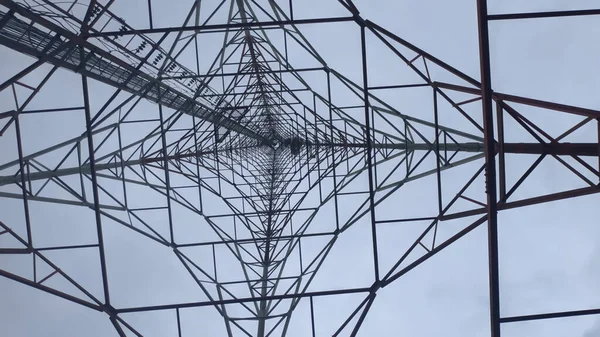 Der Telekommunikationsturm Auf Dem Foto Von Unten Vor Blauem Himmel — Stockfoto
