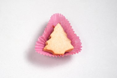 Pembe ambalajlı Noel ağacı şekilli kurabiye