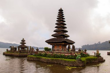 Tapınaklar ve göl.