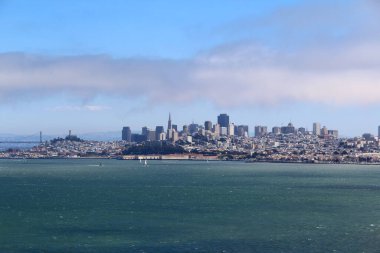 Golden Gate Köprüsü, San Francisco Skyline çerçevesi.