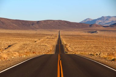 Ölüm vadisinde uzun ve sıcak bir cadde