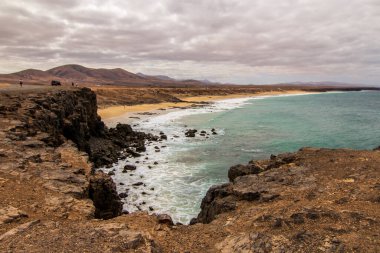 Başka bir açıdan zümrüt okyanusla kaplı engebeli denizlere bakan kayalıklar