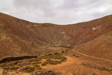 Eski volkanik krater artık faaliyette değil. 