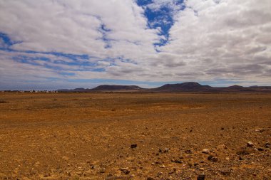 Kanarya adalarında volkan manzaralı kızıl çöl
