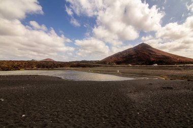 Kanarya adalarında yanardağ manzaralı güzel bir gökyüzü