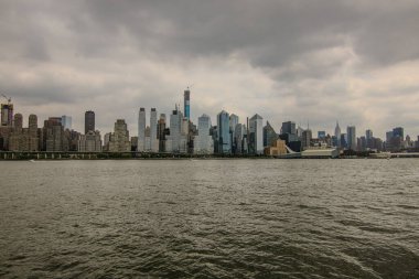 Manhattan 'ın göz kamaştırıcı manzarası kara bulutların altında.